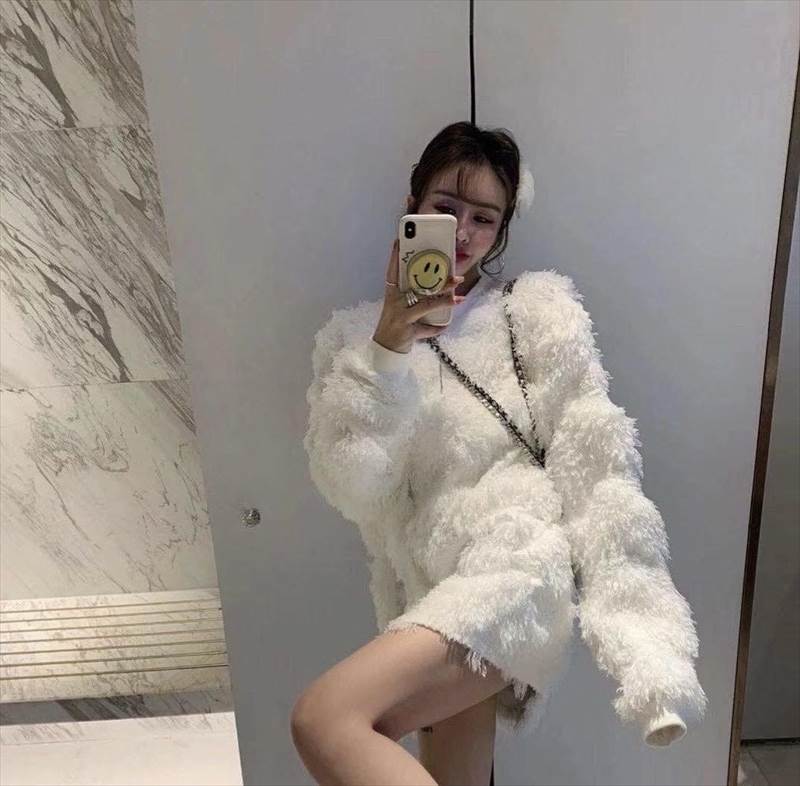 もこもこでふわふわのファーが可愛く、女性らしさをアピールするアイテムです。大人可愛い雰囲気で、どんなコーディネートにも合わせやすく、イベントやお出かけにピッタリです。体型カバーもできるので、自信を持って着こなせます。また、フリーサイズなので、誰でも気軽に着ることができ、明るいホワイトカラーで上品さを演出します。この冬のトレンドアイテムとして、注目されています。ぜひ、おしゃれな冬コーディネートに取り入れてみてください！※お手入れ方法にご注意ください。商品の色味は、写真と実物で異なる場合がございます。サイズ：フリーサイズカラー：ホワイト♪ご注意♪必ず購入前購読事項をお読みの上ご購入をお願い致します。 こちらの商品は海外からのお取り寄せ品です。 お届けまで7日〜1ヶ月前後お時間をいただきます。 ※稀に発注元での製作遅延や国際運輸に遅延が生じ、上記の納期よりお時間がかかることもございます。 その場合大変は恐縮ですがご猶予を賜りますよう、お願い致します。 万が一、発注元で入荷待ち(再製作中)の場合は1ヶ月前後お時間をいただきます。 時期や通関審査によっては1ヶ月以上かかる場合もございます。 予めご了承ください 。 -------------------- また、稀に注文が重なり在庫切れ(再製作なし)となる場合もございます。 そのような場合はすぐに返金手続きをとらせていただきますのでご安心下さい。 お取引の流れ 御入金確定後に商品確保→検品・梱包→お客様へ発送　 お手元に商品が到着するまで1週間〜1ヶ月程度、最大2ヶ月お時間をいただきます。 お急ぎの場合、確実に間に合わせたい予定のある場合に関してはご期待に添えない場合がございますので、上記納期にご了承のうえ購入をお願いします。 ・写真と実物では多少お色が異なって見えることもございます。ご了承ください。 ・イメージ違い・サイズ違いによる返品交換不可 ・輸入品に関しては商品により縫製などが国内製品と比べ劣る場合もございます。 ・サイズ詳細に関しましても上記の都合や、測定の仕方により若干の誤差が生じることがございます。予めご了承ください。 ・輸入の際に、小さな傷・汚れや外箱の破損が生じることがありますが、これらはメーカー側でも返品の対象とならない為、返品・交換はお断りさせていただきます。 ・ご注文確定後のキャンセルはお受け致しませんので、ご了承下さい。 海外発注のため、返品・交換はご遠慮願います。 初期不良品に関しましては購入前購読事項をご確認の上、メールにてご連絡くださいますようお願い申し上げます。 その他、不明点などありましたらお気軽にお問い合わせください。 《商品について》 ※当ショップは海外からのノーブランド商品になります。 海外製品のため日本商品に比べ品質が劣る場合がございます。 糸のほつれ、多少の汚れやシミ、ファスナーが固い、デザインの若干の違いなどは不良品には該当しませんのでご了承ください。 お手持ちの携帯やPCの画面設定の影響により、実物と色味が異なって見える場合がございます。 ※当ショップはお客様より注文を確認した上でメーカーに発注しておりますので返品、交換は出来かねます。ご了承下さいませ。 《発送について》 お取り寄せ商品のため、ご入金確認後、お届けまでに「10-24日程度」のお時間がかかります。 通常よりもお時間がかかってしまう場合もございます。 欠品や商品の不具合などにより、商品をお届けすることができず、ご注文をキャンセルさせていただく場合もございますのでご了承ください。 ※当ショップの商品はお取り寄せ商品につき、入金確認後メーカーへ発注させて頂きます。 ※メーカーにて在庫切れの場合は、速やかに返金させて頂きます。 《返品についての特約に関する事項》 ご注文確定後、発注後のキャンセルやサイズなどの内容変更は承っておりません。 注文時によくご確認ください 商品に欠陥がある場合を除き、基本的には返品や交換には応じません。 最後までご覧くださり、ありがとうございました。 レディース トップス ニット プルオーバー ファー ロング 長袖 フェミニン もこもこ ふわふわ ファー かわいい 大人可愛い きれいめ 上品 おしゃれ ガーリー デート お出かけ イベント 体型カバー フリーサイズ 白 ホワイト cn1680