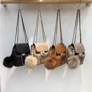 乐天商城 - バッグ ショルダー チェーン 便利 コンパクト 軽量 スリム スクエア レザー かわいい 大人可愛い きれいめ シンプル お洒落 キュート ガーリー クール エレガント とろみ感 柄 OL 通勤 通学 デート お出かけ パーティー イベント 旅行 女子会 休日 普段使い スタイル