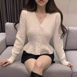 乐天商城 - パール レディース カーディガン 萌袖 Vネック フレア フェミニン かわいい 大人可愛い きれいめ シンプル 上品 おしゃれ こなれ感 ガーリー エレガント とろみ感 秋 冬 クリスマス バレンタイン OL 通勤 学生 デート お出かけ お泊まり パーティー イベント 旅行