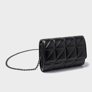 バッグ レディース ショルダー 多機能 便利 コンパクト 軽量 スリム 四角 チェーン フェイクレザー きれいめ シンプル お洒落 かっこいい こなれ感 クール モード セクシー モダン 存在感 華やか OL 通学 デート お出かけ パーティー イベント 旅行 お買い物 女子会