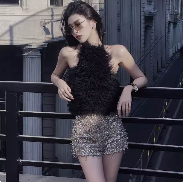 トレンド感たっぷりのトップス登場！袖なしのホルターネックデザインで、女性らしい印象を与える一枚です。フリルとチュールの組み合わせがかわいく、大人可愛さを演出。シンプルなのにこなれ感があり、カジュアルからおしゃれまで幅広く着こなせます。上品な無地のカラーバリエーションも豊富で、季節を問わず着用可能です。10代から30代の女性におすすめで、通勤やデート、お出かけからリゾートや海、レストランまで様々なシーンで活躍すること間違いなし！サイズ展開もSから2XLまで揃っているので、幅広い体型の方にも着用していただけます。おしゃれを楽しみながら、大人カラーのトップスでお気に入りのコーディネートを楽しんでください。色展開 ブラックサイズ S M L XL 2XLサイズ(cm)S /着丈 40 /バスト 82M /着丈 41 /バスト 86L /着丈 42 /バスト 90XL /着丈 43 /バスト 942XL /着丈 44 /バスト 98《商品について》※当ショップは海外からのノーブランド商品になります。海外製品のため日本商品に比べ品質が劣る場合がございます。糸のほつれ、多少の汚れやシミ、ファスナーが固い、デザインの若干の違いなどは不良品には該当しませんのでご了承ください。お手持ちの携帯やPCの画面設定の影響により、実物と色味が異なって見える場合がございます。※当ショップはお客様より注文を確認した上でメーカーに発注しておりますので返品、交換は出来かねます。ご了承下さいませ。《発送について》お取り寄せ商品のため、ご入金確認後、お届けまでに「10-24日程度」のお時間がかかります。通常よりもお時間がかかってしまう場合もございます。欠品や商品の不具合などにより、商品をお届けすることができず、ご注文をキャンセルさせていただく場合もございますのでご了承ください。※当ショップの商品はお取り寄せ商品につき、入金確認後メーカーへ発注させて頂きます。※メーカーにて在庫切れの場合は、速やかに返金させて頂きます。《返品についての特約に関する事項》ご注文確定後、発注後のキャンセルやサイズなどの内容変更は承っておりません。注文時によくご確認ください商品に欠陥がある場合を除き、基本的には返品や交換には応じません。最後までご覧くださり、ありがとうございました。 《商品について》 ※当ショップは海外からのノーブランド商品になります。 海外製品のため日本商品に比べ品質が劣る場合がございます。 糸のほつれ、多少の汚れやシミ、ファスナーが固い、デザインの若干の違いなどは不良品には該当しませんのでご了承ください。 お手持ちの携帯やPCの画面設定の影響により、実物と色味が異なって見える場合がございます。 ※当ショップはお客様より注文を確認した上でメーカーに発注しておりますので返品、交換は出来かねます。ご了承下さいませ。 《発送について》 お取り寄せ商品のため、ご入金確認後、お届けまでに「10-24日程度」のお時間がかかります。 通常よりもお時間がかかってしまう場合もございます。 欠品や商品の不具合などにより、商品をお届けすることができず、ご注文をキャンセルさせていただく場合もございますのでご了承ください。 ※当ショップの商品はお取り寄せ商品につき、入金確認後メーカーへ発注させて頂きます。 ※メーカーにて在庫切れの場合は、速やかに返金させて頂きます。 《返品についての特約に関する事項》 ご注文確定後、発注後のキャンセルやサイズなどの内容変更は承っておりません。 注文時によくご確認ください 商品に欠陥がある場合を除き、基本的には返品や交換には応じません。 最後までご覧くださり、ありがとうございました。 トップス 袖なし ノースリーブ ホルターネック フリル チュール 襟なし かわいい 大人可愛い シンプル カジュアル おしゃれ かっこいい こなれ感 キュート 都会的 無地 春 夏 秋 レディース 女性用 10代 20代 30代 通勤 デート お出かけ お泊まり リゾート 旅行 海 レストラン ビーチ 公園 女子会 休日 バカンス ショッピング ライブ カフェ フェス 普段使い 着回し モテ S M L XL 2XL 黒 ブラック 大人カラー cn1933