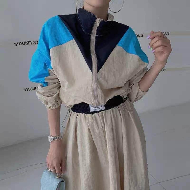 少しレトロな雰囲気漂う、セットアップのウィンドブレーカーとロングスカートの登場です。カジュアルながらも主張のあるデザインが、あなたのお出かけコーディネートを一気にレベルアップします。長袖で襟付きのウィンドブレーカーは、季節の変わり目や肌寒い日にぴったり。前開きのファスナーで着脱も簡単で便利。配色や切り替えデザインが取り入れられた一枚は、クールでかっこいいボーイッシュなスタイルを演出します。さらに、ロング丈のスカートもセットなので、一緒に着るだけで主役級の存在感を放ちます。フリーサイズなので、体形やサイズに関わらず自由に着こなせるのも嬉しいポイント。ラフでマニッシュな装いを楽しみたい方にもオススメです。このセットアップは、あなたの個性やスタイルを引き立てるアイテムです。ぜひ、お出かけの際に取り入れてみてください。カラー：カーキ、ブラックサイズ：フリーサイズ羽織着丈：65　胸囲：118　肩幅：62　袖丈：52スカート丈：80♪ご注意♪必ず購入前購読事項をお読みの上ご購入をお願い致します。 こちらの商品は海外からのお取り寄せ品です。 お届けまで7日〜1ヶ月前後お時間をいただきます。 ※稀に発注元での製作遅延や国際運輸に遅延が生じ、上記の納期よりお時間がかかることもございます。 その場合大変は恐縮ですがご猶予を賜りますよう、お願い致します。 万が一、発注元で入荷待ち(再製作中)の場合は1ヶ月前後お時間をいただきます。 時期や通関審査によっては1ヶ月以上かかる場合もございます。 予めご了承ください 。 -------------------- また、稀に注文が重なり在庫切れ(再製作なし)となる場合もございます。 そのような場合はすぐに返金手続きをとらせていただきますのでご安心下さい。 お取引の流れ 御入金確定後に商品確保→検品・梱包→お客様へ発送　 お手元に商品が到着するまで1週間〜1ヶ月程度、最大2ヶ月お時間をいただきます。 お急ぎの場合、確実に間に合わせたい予定のある場合に関してはご期待に添えない場合がございますので、上記納期にご了承のうえ購入をお願いします。 ・写真と実物では多少お色が異なって見えることもございます。ご了承ください。 ・イメージ違い・サイズ違いによる返品交換不可 ・輸入品に関しては商品により縫製などが国内製品と比べ劣る場合もございます。 ・サイズ詳細に関しましても上記の都合や、測定の仕方により若干の誤差が生じることがございます。予めご了承ください。 ・輸入の際に、小さな傷・汚れや外箱の破損が生じることがありますが、これらはメーカー側でも返品の対象とならない為、返品・交換はお断りさせていただきます。 ・ご注文確定後のキャンセルはお受け致しませんので、ご了承下さい。 海外発注のため、返品・交換はご遠慮願います。 初期不良品に関しましては購入前購読事項をご確認の上、メールにてご連絡くださいますようお願い申し上げます。 その他、不明点などありましたらお気軽にお問い合わせください。 《商品について》 ※当ショップは海外からのノーブランド商品になります。 海外製品のため日本商品に比べ品質が劣る場合がございます。 糸のほつれ、多少の汚れやシミ、ファスナーが固い、デザインの若干の違いなどは不良品には該当しませんのでご了承ください。 お手持ちの携帯やPCの画面設定の影響により、実物と色味が異なって見える場合がございます。 ※当ショップはお客様より注文を確認した上でメーカーに発注しておりますので返品、交換は出来かねます。ご了承下さいませ。 《発送について》 お取り寄せ商品のため、ご入金確認後、お届けまでに「10-24日程度」のお時間がかかります。 通常よりもお時間がかかってしまう場合もございます。 欠品や商品の不具合などにより、商品をお届けすることができず、ご注文をキャンセルさせていただく場合もございますのでご了承ください。 ※当ショップの商品はお取り寄せ商品につき、入金確認後メーカーへ発注させて頂きます。 ※メーカーにて在庫切れの場合は、速やかに返金させて頂きます。 《返品についての特約に関する事項》 ご注文確定後、発注後のキャンセルやサイズなどの内容変更は承っておりません。 注文時によくご確認ください 商品に欠陥がある場合を除き、基本的には返品や交換には応じません。 最後までご覧くださり、ありがとうございました。 レディース セットアップ 羽織 ウィンドブレーカー ロングスカート ロング 長袖 襟付き ファスナー 前開き 切り替えデザイン 配色 カジュアル かっこいい レトロ ラフ マニッシュ ボーイッシュ クール 主役級 存在感 お出かけ コーデ フリーサイズ cn2036