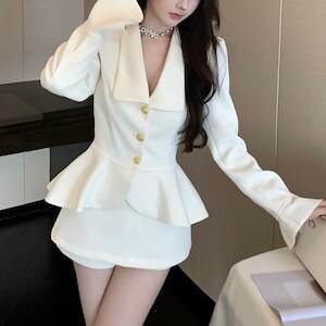 樂天商城 - レディース ジャケット セットアップ ショートパンツ 長袖 フレア袖 Vネック 襟付き タイト スリム 細身 ペプラム ハイウエスト ボタン 大人可愛い きれいめ シンプル 上品 おしゃれ かっこいい こなれ感 クール モード系 エレガント モダン 存在感 とろみ感 都会的