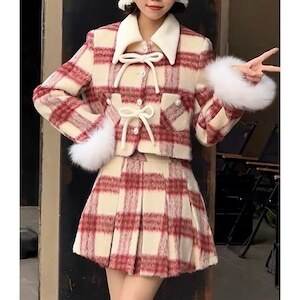 レディース ジャケット セットアップ ミニスカート 長袖 ボリューム袖 角襟 タイト スリム Aライン プリーツ リボン もこもこ ふわふわ ポケット ボタン ファー かわいい カジュアル おしゃれ ガーリー 存在感 とろみ感 キュート 都会的 チェック 秋 冬 クリスマス