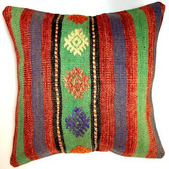 材質 表面ウール100％裏面コットン100％ 大きさ 約40cmm×40cm 備考 キリムとは羊毛の手織りマットの意味絨毯のように毛足が長いわけではありませんが、手触りがサラっとして大変丈夫。夏は涼やかに、冬は暖かく使用できる遊牧民のアイデ...