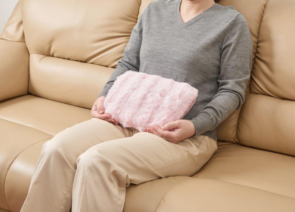 【送料無料】湯たんぽ 蓄熱式 充電式 電気湯たんぽ お湯不要 カバー付き ポケット付き 寒さ対策 暖かい 温活 冷え性 手先の冷え 就寝時 オフィスワーク 繰り返し使用 省エネ 血流改善【☆60・SA】/蓄熱式湯たんぽふわんぽ ピンク・ベージュのカバー付き