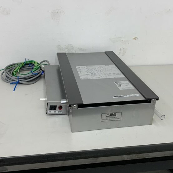 商品詳細画像【中古】 A08587 エバドレン蒸発装置 パナソニック SRR-KJ1-C 2021年製 100V パナソニック専用(適合機種不明)　【業務用】【厨房用】【保証有】◆商品詳細◆&nbsp;◆商品名:エバドレン蒸発装置&nbsp;◆メーカー：パナソニック&nbsp;◆型式：SRR-KJ1-C&nbsp;◆電源：100V 　50/60Hz　消費電力：127/127W&nbsp;◆ガス種：-&nbsp;◆サイズ：W340 x D480 x H95 mm&nbsp;◆年式：2021年製&nbsp;◆程度：【中古】&nbsp;◆重量： 4.5 kg&nbsp;◆備考：除霜排水等を蒸発させる為の装置です。排水口が取れない場所にタテ型冷蔵庫や、コールドテーブルを設置するのに欠かせない商品、　マグネット取り付け式、　パナソニック専用(適合機種不明)、　キズ・使用感あり時間帯指定可能です。料金表下をご覧ください。配達指定日がご注文から2週間以降のお客様は『ご注文前』にお問い合わせ下さい。弊社の商品をご検討されているお客様へトラブル防止の為、下記の【荷受けの注意事項】を必ずお読み下さい。&nbsp;◆付属品は画像に写っているものが全てです（テーブルは除く）。&nbsp;◆保証：1ヵ月間保証保証内容に関しましては下記の「返品について＞こちら＞キャンセル・返品について」をご確認ください。&nbsp;◆受渡方法・発送ランク：「 c ランク 」受渡方法、配送料金は商品ページの最下部にてご確認願います。&nbsp;