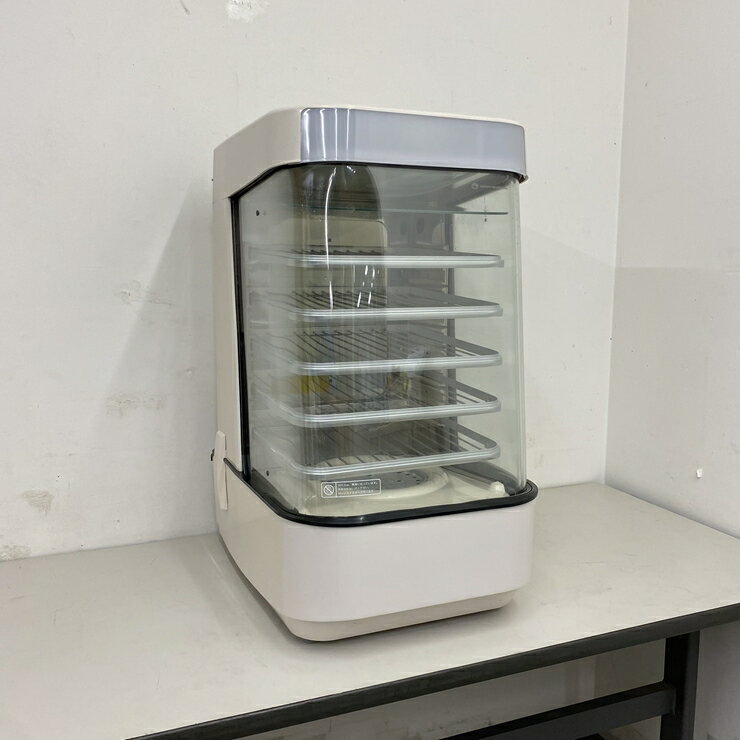 商品詳細画像【中古】 A09084 中華まんスチーマー/スチームマスター 日本ヒーター MJ45SA 卓上型 100V 幅42cm　【業務用】【厨房用】【保証有】【家財おまかせ便】◆商品詳細◆&nbsp;◆商品名:中華まんスチーマー/スチームマスター&nbsp;◆メーカー：日本ヒーター&nbsp;◆型式：MJ45SA&nbsp;◆電源：100V 　50/60Hz　消費電力：979W&nbsp;◆ガス種：-&nbsp;◆サイズ：W420 x D500 x H700 mm&nbsp;◆程度：【中古】&nbsp;◆重量： 25.5 kg&nbsp;◆備考：『ふっくらアツアツの中華まんをいつでも手軽に 提供できます。 調理済中華まんを常温・チルド・冷凍 どの状態からでも加温し、保温する事が できます。 コンビニエンスストア、フードコート、 高速道路のサービスエリアやレジャー施設の 売店で活躍しています。』←メーカーサイトより引用、　室内容量 ：中華まん45個（9個5段）、　照明あり、　少々キバミあり、　ペアガラス内に水滴少々、　キズあり◆家財便は屋内や店内でのお渡しが可能です。(搬入口の寸法や段差の高さ等により搬入不可の場合もございます)時間帯指定可能エリアがございますご注文前にお問い合わせ下さい。配達指定日がご注文から2週間以降のお客様は『ご注文前』にお問い合わせ下さい。弊社の商品をご検討されているお客様へトラブル防止の為、下記の【荷受けの注意事項】を必ずお読み下さい。&nbsp;◆付属品は画像に写っているものが全てです（テーブルは除く）。&nbsp;◆保証：10日間保証保証内容に関しましては下記の「返品について＞こちら＞キャンセル・返品について」をご確認ください。&nbsp;◆受渡方法・発送ランク：「 yb ランク 」受渡方法、配送料金は商品ページの最下部にてご確認願います。&nbsp;