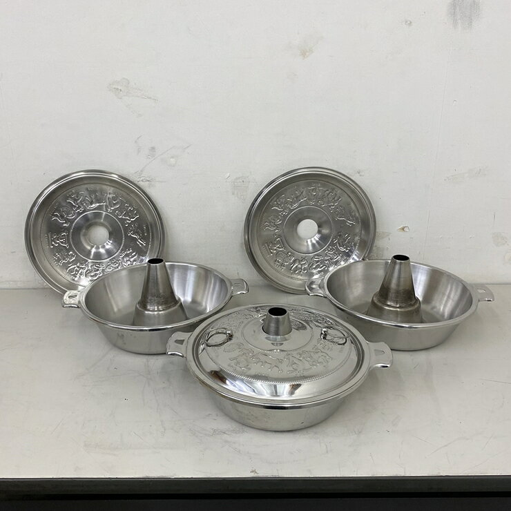 商品詳細画像【中古】 A09721 仔犬印 ステンレス しゃぶしゃぶ鍋 3個セット 本間製作所 直径37cm　【業務用】【厨房用】◆商品詳細◆&nbsp;◆商品名:仔犬印 ステンレス しゃぶしゃぶ鍋 3個セット&nbsp;◆サイズ：W370 x D300 x H90(+60) mm/1個当り&nbsp;◆程度：【中古】&nbsp;◆備考：本間製作所／仔犬印　18-8　しゃぶしゃぶ鍋37cm　蓋干支付き、コゲ痕あり◆時間帯指定可能です。料金表下をご覧ください。配達指定日がご注文から2週間以降のお客様は『ご注文前』にお問い合わせ下さい。※送料は商品ページ下部の送料料金表でお確かめください。弊社の商品をご検討されているお客様へトラブル防止の為、下記の【荷受けの注意事項】を必ずお読み下さい。&nbsp;◆付属品は画像に写っているものが全てです（テーブル台は除く）。&nbsp;◆受渡方法・発送ランク：「 d ランク 」受渡方法、配送料金は商品ページの最下部にてご確認願います。&nbsp;