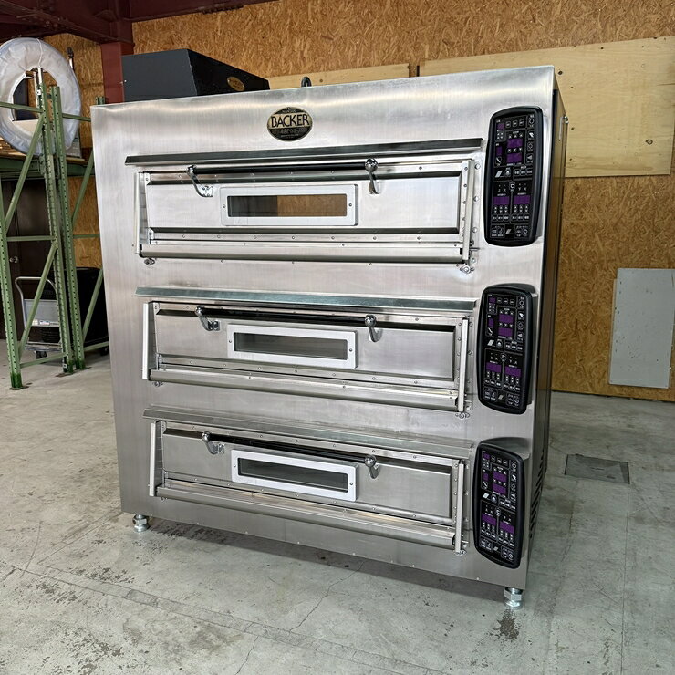 商品詳細画像【中古】 A06927 デッキオーブン パススルー(両面扉・厨房側・店舗側) 七洋製作所 THS-F43YBE-WIN-CS10 南蛮窯バッケン 3相200V フランス天板4枚横差×3段 幅177cm　【厨房・店舗用】【保証有】【自社便又は直接引き取り】◆商品詳細◆&nbsp;◆商品名:デッキオーブン パススルー(両面扉・厨房側・店舗側)&nbsp;◆メーカー：七洋製作所&nbsp;◆型式：THS-F43YBE-WIN-CS10 南蛮窯バッケン&nbsp;◆電源：3相200V 　50/60Hz　消費電力：28.7kW&nbsp;◆ガス種：-&nbsp;◆サイズ：W1770 x D1215(+115) x H1860(+200) mm&nbsp;◆程度：【中古】&nbsp;◆重量： 約2,000 kg&nbsp;◆備考：スチーム機能無し、　厨房側と店舗側に扉あり(焼き上がりの過程をお客様に見せられます)、　収納可能天板：フランス天板4枚横差×3段(天板は付属しません)、　キズ・シミあり【商品説明】←メーカーサイトより引用・菓子コードが50種類の焼成データーを記憶します。・焼成中自動記憶システムを装備、「手動で焼く工程」を焼きながら記憶します。・「全自動運転」により、焼成の完全自動化ができます。★《注意！》3相200V、電源違いでの返品交換はできませんので、ご注文前に必ずご使用場所の電源をご確認下さい。【配送について】◆こちらの商品は重量物の為、受渡方法は自社便又は直接引き取りのみとなります。弊社には積込可能な設備がないため、直接引き取りの場合商品重量をよく確認の上クレーン付きトラックでお越しください。参考までですが仕様図では1800KGと記載されおりますが、弊社で引き上げた際にクレーンオペレーターより重量2000KG有るとの報告がありました。仮にクレーン付きトラックの手配が難しい場合、平トラック（4T車推奨）にて引き取りに来ていただければ弊社にてクレーンを手配できますが、別途5万円（税込）発生いたします。弊社の商品をご検討されているお客様へトラブル防止の為、下記の【荷受けの注意事項】を必ずお読み下さい。&nbsp;◆付属品は画像に写っているものが全てです。&nbsp;◆保証：10日間保証保証内容に関しましては下記の「返品について＞こちら＞キャンセル・返品について」をご確認ください。&nbsp;◆受渡方法・発送ランク：「 jb ランク 」受渡方法、配送料金は商品ページの最下部にてご確認願います。&nbsp;