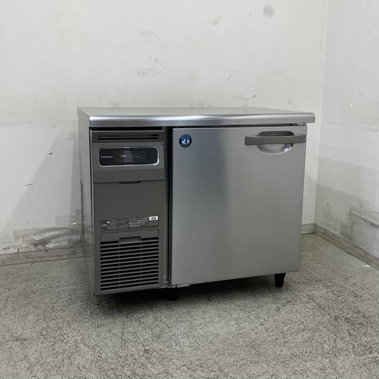 商品詳細画像【中古】 A09840 冷凍コールドテーブル 157L ホシザキ FT-90MNCG 100V 幅90cm　【業務用】【厨房用】【保証有】【家財おまかせ便】◆商品詳細◆&nbsp;◆商品名:冷凍コールドテーブル 157L&nbsp;◆メーカー：ホシザキ&nbsp;◆型式：FT-90MNCG&nbsp;◆電源：100V 　50/60Hz　消費電力：110/115W&nbsp;◆ガス種：-&nbsp;◆サイズ：W900 x D600 x H800 mm&nbsp;◆年式：2022年製&nbsp;◆程度：【中古】&nbsp;◆重量： 55 kg&nbsp;◆備考：冷媒 R134a、　庫内温度（周囲温度30℃） -20℃以下、　定格内容積 157L、　棚板　1枚、　キズあり◆家財便は屋内や店内でのお渡しが可能です。(搬入口の寸法や段差の高さ等により搬入不可の場合もございます)時間帯指定可能エリアがございますご注文前にお問い合わせ下さい。配達指定日がご注文から2週間以降のお客様は『ご注文前』にお問い合わせ下さい。弊社の商品をご検討されているお客様へトラブル防止の為、下記の【荷受けの注意事項】を必ずお読み下さい。&nbsp;◆付属品は画像に写っているものが全てです。&nbsp;◆保証：1ヵ月間保証保証内容に関しましては下記の「返品について＞こちら＞キャンセル・返品について」をご確認ください。&nbsp;◆受渡方法・発送ランク：「 yc ランク 」受渡方法、配送料金は商品ページの最下部にてご確認願います。&nbsp;