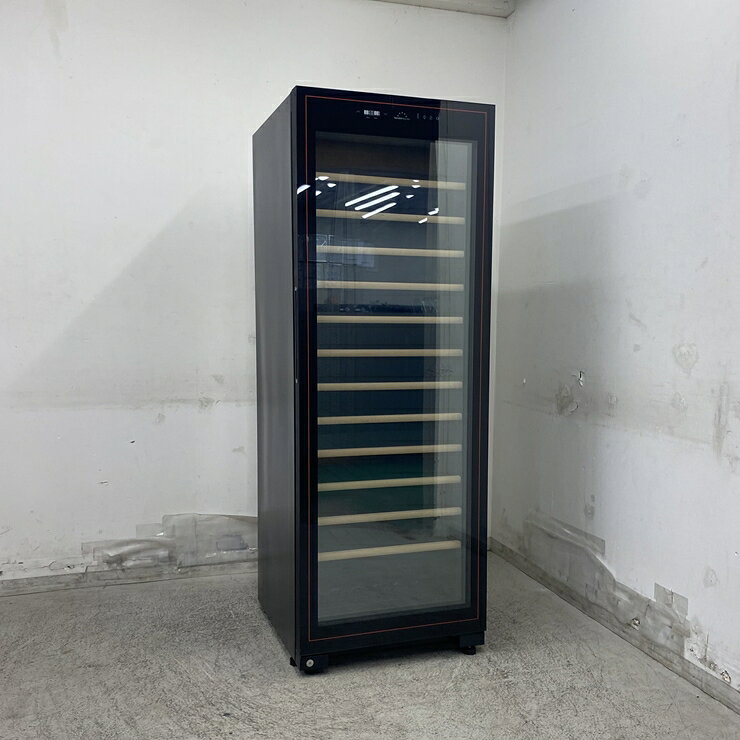 商品詳細画像【中古】 A09933 ワインセラー カジュアルプラス フォルスタージャパン FJC-310GS インバーターコンプレッサー式 100V 幅59.5cm　【店舗・業務用】【家庭用】【保証有】【家財おまかせ便】◆商品詳細◆&nbsp;◆商品名:ワインセラー カジュアルプラス&nbsp;◆メーカー：フォルスタージャパン&nbsp;◆型式：FJC-310GS&nbsp;◆電源：100V 　50/60Hz　消費電力：472/477kWh/年&nbsp;◆ガス種：-&nbsp;◆サイズ：W595 x D635 x H1655 mm&nbsp;◆年式：2021年製&nbsp;◆程度：【中古】&nbsp;◆重量： 99 kg&nbsp;◆備考：冷媒 R600a（ノンフロン冷媒）、　定格内容積 317L、　収容本数：111～154本、　庫内温度帯：1温度帯タイプ・温度範囲：5〜20度、　棚　12段(木製飾り付きワイヤーラック：幅48.8 × 奥行47.4cm・12枚 底部メッシュワイヤーラック：幅44.2 × 奥行31cm・1枚)、　庫内LDE灯（フェードイン / フェードアウト機能付き）、　奥側2輪キャスターあり、　キズ少なめ◆家財便は屋内や店内でのお渡しが可能です。(搬入口の寸法や段差の高さ等により搬入不可の場合もございます)時間帯指定可能エリアがございますご注文前にお問い合わせ下さい。配達指定日がご注文から2週間以降のお客様は『ご注文前』にお問い合わせ下さい。弊社の商品をご検討されているお客様へトラブル防止の為、下記の【荷受けの注意事項】を必ずお読み下さい。&nbsp;◆付属品は画像に写っているものが全てです。&nbsp;◆保証：1ヵ月間保証保証内容に関しましては下記の「返品について＞こちら＞キャンセル・返品について」をご確認ください。&nbsp;◆受渡方法・発送ランク：「 yd ランク 」受渡方法、配送料金は商品ページの最下部にてご確認願います。&nbsp;