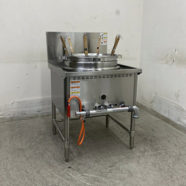 商品詳細画像【中古】 A09894 ガスゆで麺器 タニコー TU-1N LPガス用 幅65cm　【業務用】【厨房用】【保証有】【家財おまかせ便】◆商品詳細◆&nbsp;◆商品名:ガスゆで麺器&nbsp;◆メーカー：タニコー&nbsp;◆型式：TU-1N&nbsp;◆電源：-&nbsp;◆ガス種：LPガス　消費量：22.3kW（　1.60kg/h）&nbsp;◆サイズ：W650 x D750(+100) x H750(+300) mm&nbsp;◆年式：2017年製&nbsp;◆程度：【中古】&nbsp;◆重量： 48.5 kg&nbsp;◆備考：LPガス用、　フリザル6個付属、　点火棒あり、　ステンレス鍋：16L、　キズ・シミ・コゲ痕あり◆家財便は屋内や店内でのお渡しが可能です。(搬入口の寸法や段差の高さ等により搬入不可の場合もございます)時間帯指定可能エリアがございますご注文前にお問い合わせ下さい。配達指定日がご注文から2週間以降のお客様は『ご注文前』にお問い合わせ下さい。弊社の商品をご検討されているお客様へトラブル防止の為、下記の【荷受けの注意事項】を必ずお読み下さい。&nbsp;◆付属品は画像に写っているものが全てです。&nbsp;◆保証：10日間保証保証内容に関しましては下記の「返品について＞こちら＞キャンセル・返品について」をご確認ください。&nbsp;◆受渡方法・発送ランク：「 yd ランク 」受渡方法、配送料金は商品ページの最下部にてご確認願います。&nbsp;