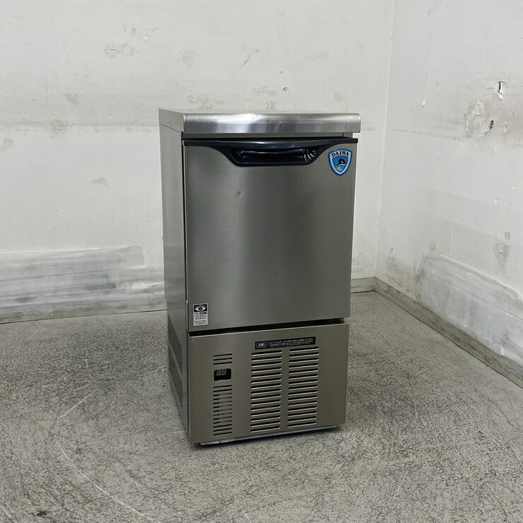 商品詳細画像【中古】 A09947 製氷機 キューブアイス 25kgタイプ ダイワ冷機 DRI-25LME1 100V 39.5mm　【業務用】【厨房用】【保証有】【家財おまかせ便】◆商品詳細◆&nbsp;◆商品名:製氷機 キューブアイス 25kgタイプ&nbsp;◆メーカー：ダイワ冷機&nbsp;◆型式：DRI-25LME1&nbsp;◆電源：100V 　50/60Hz　消費電力：160/175W&nbsp;◆ガス種：-&nbsp;◆サイズ：W395 x D450 x H800 mm&nbsp;◆程度：【中古】&nbsp;◆重量： 38 kg&nbsp;◆備考：キューブアイスメーカー、　冷媒 R134a、　製氷能力：25kg/日、　スコップあり、　ドアパッキンにシミあり、　キズ・ヘコミあり◆家財便は屋内や店内でのお渡しが可能です。(搬入口の寸法や段差の高さ等により搬入不可の場合もございます)時間帯指定可能エリアがございますご注文前にお問い合わせ下さい。配達指定日がご注文から2週間以降のお客様は『ご注文前』にお問い合わせ下さい。弊社の商品をご検討されているお客様へトラブル防止の為、下記の【荷受けの注意事項】を必ずお読み下さい。&nbsp;◆付属品は画像に写っているものが全てです。&nbsp;◆保証：10日間保証保証内容に関しましては下記の「返品について＞こちら＞キャンセル・返品について」をご確認ください。&nbsp;◆受渡方法・発送ランク：「 yb ランク 」受渡方法、配送料金は商品ページの最下部にてご確認願います。&nbsp;