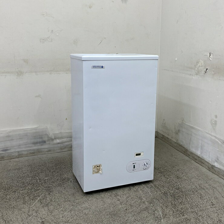 商品詳細画像【中古】 A09940 冷凍ストッカー 41L 日本ゼネラル JH41SR 上開き スライドドア フリーザー 100V 幅50cm　【業務用】【厨房用】【保証有】【家財おまかせ便】◆商品詳細◆&nbsp;◆商品名:冷凍ストッカー 41L&nbsp;◆メーカー：日本ゼネラル&nbsp;◆型式：JH41SR&nbsp;◆電源：100V 　50/60Hz　消費電力：41W&nbsp;◆ガス種：-&nbsp;◆サイズ：W500 x D315 x H860 mm&nbsp;◆年式：2020年製&nbsp;◆程度：【中古】&nbsp;◆重量： 22kg&nbsp;◆備考：冷媒 R600a、　定格内容積 41L、　上開き スライドドア フリーザー、　キズ・シミ多め、　ヘコミ多め◆家財便は屋内や店内でのお渡しが可能です。(搬入口の寸法や段差の高さ等により搬入不可の場合もございます)時間帯指定可能エリアがございますご注文前にお問い合わせ下さい。配達指定日がご注文から2週間以降のお客様は『ご注文前』にお問い合わせ下さい。弊社の商品をご検討されているお客様へトラブル防止の為、下記の【荷受けの注意事項】を必ずお読み下さい。&nbsp;◆付属品は画像に写っているものが全てです。&nbsp;◆保証：1ヵ月間保証保証内容に関しましては下記の「返品について＞こちら＞キャンセル・返品について」をご確認ください。&nbsp;◆受渡方法・発送ランク：「 yb ランク 」受渡方法、配送料金は商品ページの最下部にてご確認願います。&nbsp;