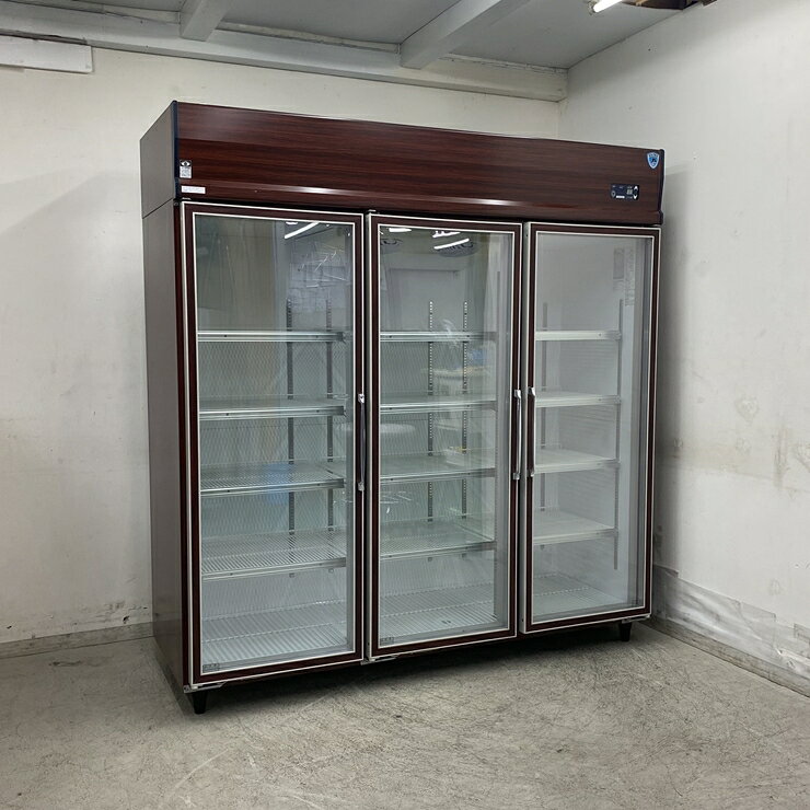 商品詳細画像【中古】 A10010 冷蔵ショーケース スウィング3枚扉 ダイワ冷機 613YKP-EC 3相200V 幅180cm　【業務用】【店舗用】【保証有】【営業所止・リフト有直送可】K◆商品詳細◆&nbsp;◆商品名:冷蔵ショーケース スウィング3枚扉&nbsp;◆メーカー：ダイワ冷機&nbsp;◆型式：613YKP-EC&nbsp;◆電源：3相200V 　50/60Hz　消費電力：245/245W&nbsp;◆ガス種：-&nbsp;◆サイズ：W1800 x D650 x H1900 mm&nbsp;◆程度：【中古】&nbsp;◆重量： 190 kg&nbsp;◆備考：インバーター制御(省エネ)、　冷媒 R134a, 　定格内容積 1333L,　棚板　12枚、　スウィング扉(開き扉)、　木目調、　ドアパッキンにシミあり、　キズ・キバミあり◆こちらの商品は大型重量物ですので、最寄りの営業所止めにての発送となります。ただし、お届け先が法人名か店舗名で、フォークリフトがある場合のみ直送可能ですので、お知らせください。また、配送先によっては弊社の自社便・パワーゲート付きトラックでの直送（軒先渡し、または搬入設置）もございますので、見積もりをご希望の際には、ご注文の前にお申し付けください。配達指定日がご注文から2週間以降のお客様は『ご注文前』にお問い合わせ下さい。弊社の商品をご検討されているお客様へトラブル防止の為、下記の【荷受けの注意事項】を必ずお読み下さい。&nbsp;◆付属品は画像に写っているものが全てです。&nbsp;◆保証：10日間保証保証内容に関しましては下記の「返品について＞こちら＞キャンセル・返品について」をご確認ください。&nbsp;◆受渡方法・発送ランク：「 sm ランク 」受渡方法、配送料金は商品ページの最下部にてご確認願います。&nbsp;