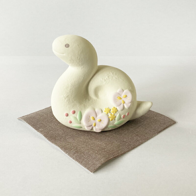 ＜楽天大感謝祭 12月26日(木)01:59までポイント20倍＞ilo 干支飾り 巳 エクルベージュ / お正月 へび 置物 和 冬 かわいい ギフト プレゼント 日本製 インテリア