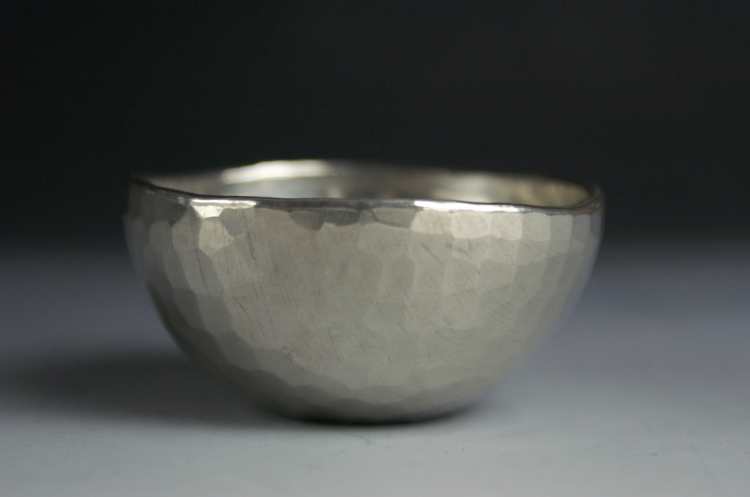 錫 ぐい呑み 丸 中 酒器 盃 ぐいのみ◆ 手作り 錫器 【日本酒】【逸品ギフト】【プレゼント】【引出物御祝記念品】 おちょこ 冷酒 工芸品 鍛造 おしゃれ 日...