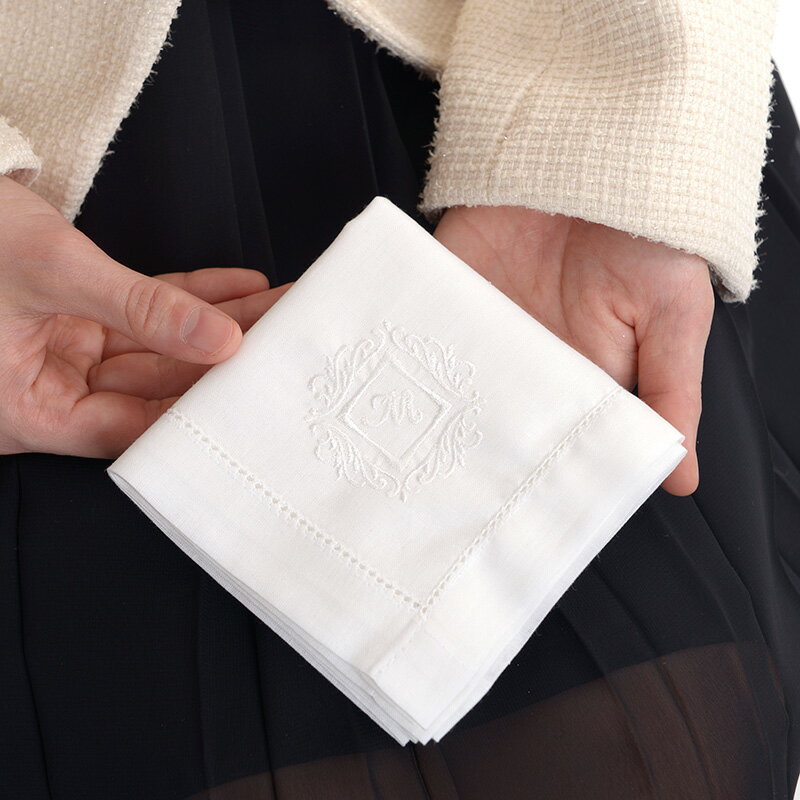 イニシャルハンカチ L・P・Q・U・V・X・Z 男女兼用 刺繍 日本製生地 花婿 花嫁 ウェディング ブライダル 結婚式 内祝 プレゼント 結婚祝 ギフト レディース レディス メンズ 男性 女性 名入れ 白 ホワイト 結婚祝い 婚礼 新婦 お嫁さん 卒業 卒園 紳士 婦人 婚礼
