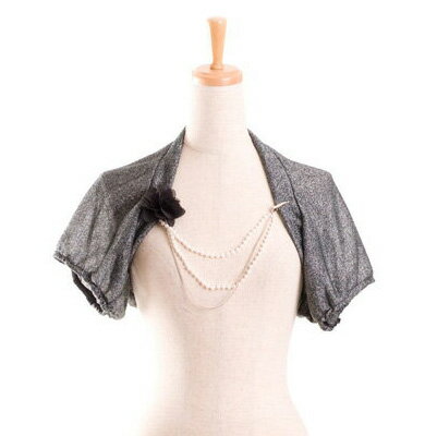 パールとコサージュのアクセがセットになったラメボレロです。形も使いやすくヒット間違いなしの商品です。アクセは取り外し可能　【素材】ポリエステル　【生産国】中国　【サイズ】9号　着丈約30cm　モデルデータ：身長162cm　B80 W62 H...