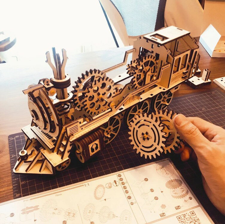 卸売のEiEi 楽天市場店のプラザクリエイト 機関車 動く3Dウッドパズル ゼンマイ式 つくるんです 電車 ホビー 立体パズル ウッドパズル パズル プラモデル DIY ミニチュア 木製 ハンドメイド インテリア デザイン ものづくり 趣味 お洒落 可愛い 日本 プレゼント ギフト お土産 男性 女性 外国人｜アングル3