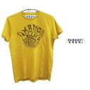 SUNSET SURF【 サンセットサーフ 】By【 ジョンソン モーターズ 】半袖 LOGO T-ShirtsSUNSET SURF シリーズ『 HANG LOOSE 』ハングルース ART グラフィックcolor【 SAND YELLOW 】サンド イエロー