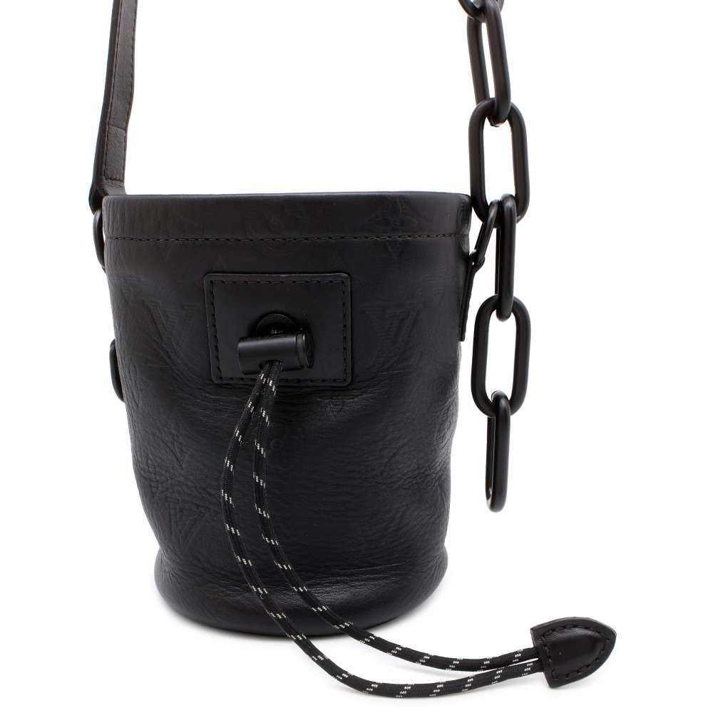 ルイヴィトン ショルダーバッグ モノグラム シャドウ チョーク・ナノバッグ M44628 LOUIS VUITTON ヴィトン バッグ 黒 【安心保証】 【中古】 ルイ・ヴィトン モノグラム ルイ ヴィトン バッグ ルイ ヴィトン メンズ LOUIS VUITTON BAG 中古