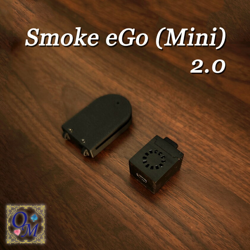 煙と光が生み出す次世代ビジュアルスモークマシン 商品内容 本体、リモートコントローラー、USB充電ケーブル、リストストラップ、キャリングケース、オンライン解説動画 本体サイズ 約3cm×2.45cm×2cm □おすすめポイント！ ✅煙＋発光の同時演出で“エネルギー放出”のような演出が可能 ✅約3cmの超小型設計で完全パーム可能 ✅強力かつ滑らかなスモークを静音で出力 ✅USB充電式で繰り返し使用可能 ✅ワンクリック遠隔操作で即時発動 ✅半袖でも使用可能な高い自由度 ✅カードケースや手のひらなど様々な場所に隠せる 商品説明 煙の中から物体が出現する。 白いベイパーの閃光とともにカードが入れ替わる。 空のグラスが神秘的な煙に包まれ、次の瞬間に満たされる。 スモーク イーゴー ミニ 2.0（Smoke eGo Mini 2.0）は、視覚的インパクトを極限まで高めた超小型スモークデバイスです。 従来モデルの ・強力出力 ・静音設計 ・安定動作 ・パーム完全対応 これらの強みはそのままに、2.0では新機能を搭載。 ―――――――――― Light-Up Feature（2.0アップグレード） ―――――――――― 煙と同時に発光する内蔵ライトを搭載。 ・魔法のように“光る煙” ・エネルギー放出のようなビジュアル ・暗所での強烈な演出効果 ・煙＋光の完全シンクロ すべて隠された状態で発動します。 ―――――――――― 主な特徴 ―――――――――― 1. 超小型サイズ 約3cm × 2.45cm × 2cm。 パーム、装着、仕込みが非常に簡単。 2. 強力＆連続スモーク 濃く滑らかで視認性の高い煙。 最大インパクトを演出します。 3. 静音・低発熱設計 熱がこもらず、長時間のパフォーマンスでも安心。 4. USB充電式 モバイルバッテリーやPCから簡単充電。 5. リモート操作 ワンクリックで即発動。 複雑なセット不要。 6. 半袖対応 カジュアルな服装や即興演技にも最適。 7. 設置自由度が高い カードケース内、コイン裏、手のひら、フィンガーホルダー内、小道具内部など柔軟に対応。 小さい。 しかし、演出効果は圧倒的。 ショーの一瞬を“映画のワンシーン”に変える、ポータブルスモークデバイスです。 ※お届けまで2週間かかります。