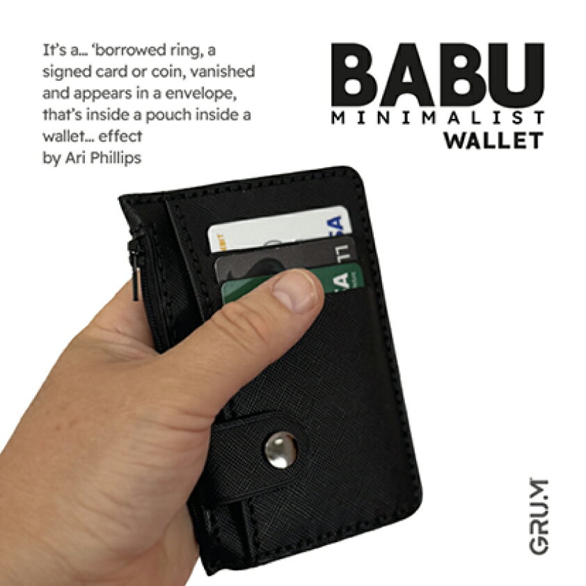現代マジシャンのための極薄EDCウォレット！ 商品内容 BABUウォレットミニマル本体、BABUポーチ、セルフシール式BABU封筒5枚、オンライン解説動画 □おすすめポイント！ ✅普段使いできるミニマルデザインで不自然さがない ✅カード・リング・コインなど多彩なオブジェクトに対応 ✅署名カードのワレットインも可能な実用設計 ✅BABU独自のローディングシステムでロードもリセットも簡単 ✅薄型なのに複数ポケット搭載で収納力も十分 ✅プロの現場でも通用する上質なブラックサフィアーノカーフレザー製 商品説明 BABU ウォレット ミニマル（BABU Wallet Minimal by GRUM®）は、現代のマジシャンのために設計された、極薄で自然な見た目を持つカードウォレットです。 一見すると普通の小型ウォレット。しかしその内部には、プロレベルのマジックを可能にする機構が組み込まれています。日常使いできるサイズ感と外観を維持しながら、強烈な現象を演じることができます。 カードは最大6枚収納可能。さらにサイドポケットや安全に閉じられるポケットを備えており、現金や予言カード、BABUポーチの収納にも対応しています。 このウォレットでは、署名カード・トゥ・ワレットやリング・トゥ・ポーチ・トゥ・封筒といった強力な現象が可能です。 ・カード・トゥ・ワレット ・マーキュリーカードをウォレット内ポーチへ移動 ・リング・トゥ・封筒（ウォレット内） ・コイン・トゥ・ワレット ・リング・トゥ・ポーチ・トゥ・封筒 ・ポーチ内のジップロック袋への出現 これらはすべて、BABU独自のローディングシステムによって実現されています。ロードもリセットも非常に簡単で、ストレスなく繰り返し演じることが可能です。 素材にはブラックのサフィアーノカーフレザーを使用し、耐久性と高級感を両立。見た目の自然さとプロップとしての完成度を兼ね備えています。 実際に使用したマジシャンからも高評価が寄せられています。 「小さいサイズ版をしばらく使っていますが、本当に素晴らしいです。JOL Plusウォレットの代わりになりましたし、普通の小型メンズウォレットに見えるという点がとても重要です。まさに現代のパフォーマーのために作られています。とにかく驚くほどコンパクトで、大きな紳士用ウォレットではなく、実際に自分が持ち歩くような自然なウォレットに見えます。封筒の用途としてはリングや小物がメインですが、JOLでもそれくらいしか使っていなかったので十分です。最高のアイテムです。」 Saavan Thethy 「今はこれをかなり使っています。リング、コイン、折りたたんだカードなど何にでも使えます。一番良いのはリセットの簡単さ。面倒な手順がなく、封筒も不要で、すべてがこの中で完結します。それが本当に気に入っています。それにRingoハンキーポケットもすごく良いです。とてもスマートで非常に騙しが効いていて見た目も完璧です。プロが実際に使うための道具です。」 Sam Fritton 「これは本当に良い。」 Charlie Hewish 「昨夜これを実際に見ることができて幸運でした。素晴らしい方法で、非常に高品質なプロップです。」 Bob Hannam 「Babuウォレットは本当に美しい道具です。Ziplockバッグを入れるとさらに次元が上がります。ポーチの中の密封バッグにリングやサインドコインを移動させる現象こそ、このウォレットの真価です。カード・トゥ・ワレット用にはJOLも持っていますが、こちらがメインになりました。」 Mark Calderwood 「届いたばかりですが、本当に素晴らしいです。」 Chris Edwards 「買わないでほしい、自分だけの秘密にしておきたいです。」 Benny Manns 「最高中の最高です。Grumのまたひとつの大当たりです。」 Paul Romhany 「Babu Minimalistウォレットは期待通り完璧に機能しました。Glyphs Xと組み合わせることで、印刷された紙を完璧な状態で内側に出現させることができます。紙がしわにならず、ウォレットインウォレットの現象も信じられないほどリアルに見えます。この組み合わせは究極です。」 Jamie Badman 「実演を見ましたが非常に強力な反応でした。間違いなくJOLの代わりになります。」 Josh Hodis BABU ウォレット ミニマル（BABU Wallet Minimal by GRUM®）は、自然さと機能性を極限まで追求した、現代マジシャン必携のウォレットです。 ※2週間後のお届けです。