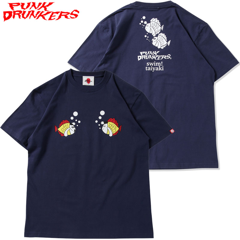 パンクドランカーズ PUNK DRUNKERS PDS x およげ たいやきくん スイムTEE(ネイビー NAVY)パンクドランカーズTシャツ PUNK DRUNKERSTシャツ パンクドランカーズティーシャツ PUNK DRUNKERSティーシャツ