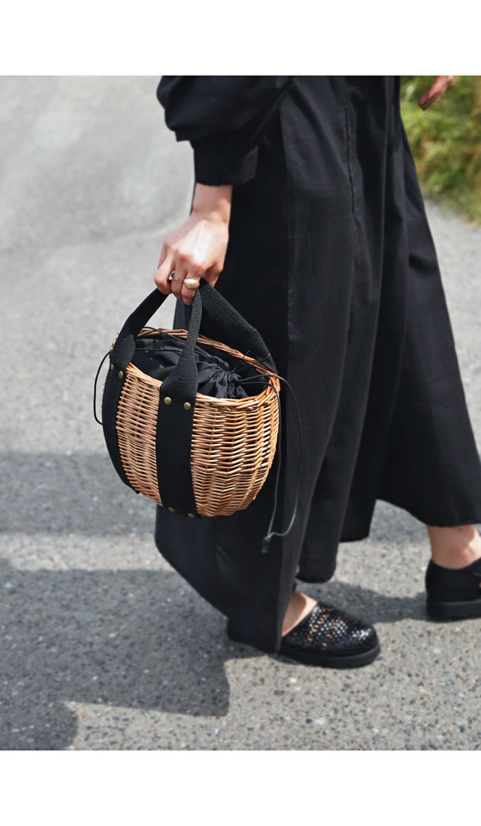 大人気定番商品 大人可愛い雰囲気醸す 巾着バケットかごバッグ カゴバッグ バッグ 鞄 バケット型 コンパクト 裏地付き 巾着 かご 柳 ブラック アイボリー 母の日 春夏 ラウンド 雑貨 北欧 アウトドア お出掛け 旅行 レジャー 公園 キャンプ グランピング お揃い おしゃれ