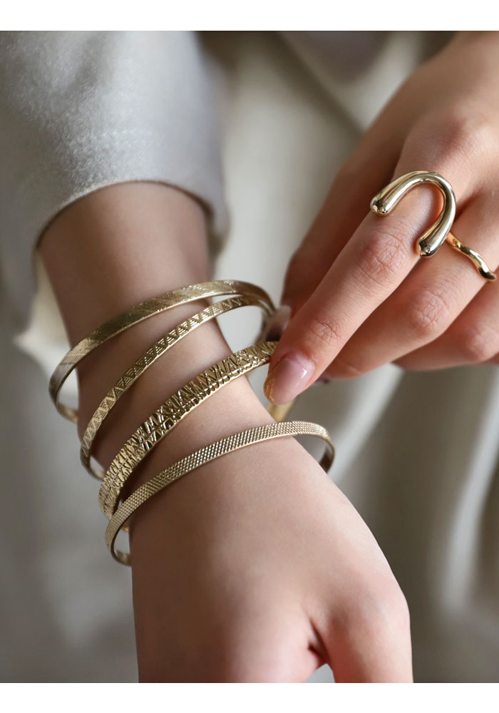 重ね付けで存在感抜群 コーデのアクセントに セットバングル バングル アクセサリー ブレスレット 金属アレルギー ニッケルフリー 4点セット セット ヴィンテージ シンプル ユニセックス おしゃれ 大人 メール便可 プレゼント シック レディース 変形 メンズ 誕生日 送料