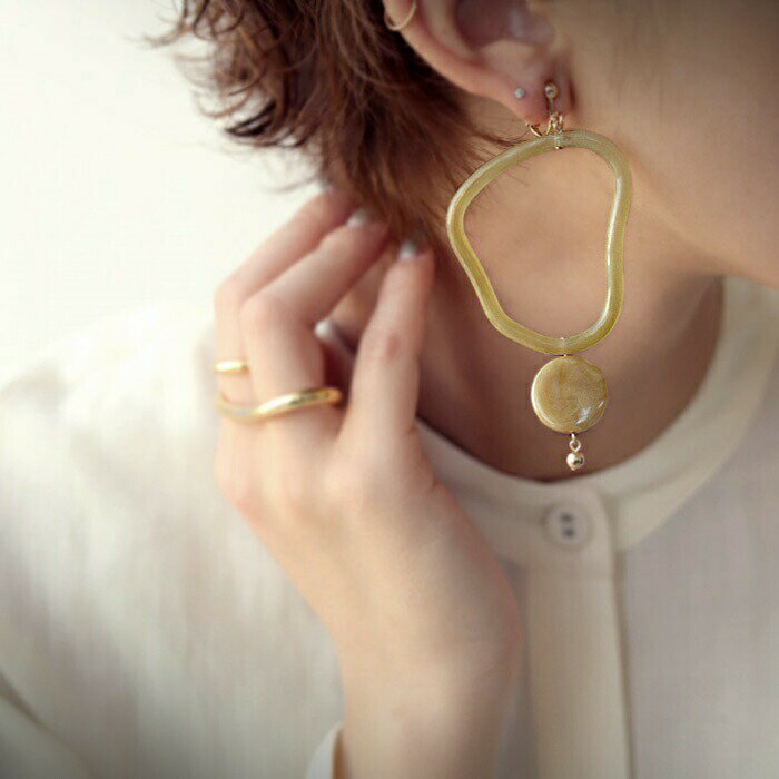 アウトレット 50%OFF シックなオトナ可愛いイエロー。アシメフープイヤリング