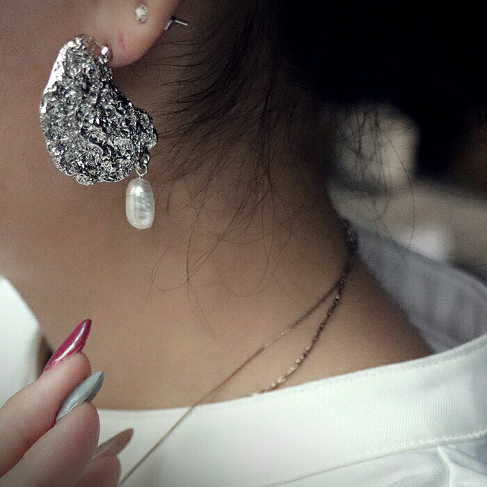 アウトレット 50%OFF ピアス 柔らかなフォルムに刻まれた艶めき。オトナが持ちたい本格ピアス・(10)メール便可