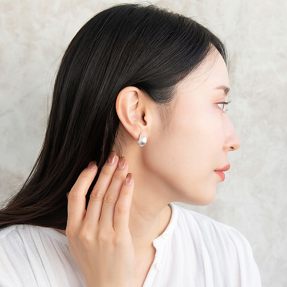 OSEWAYAのピアス ニッケルフリー neige. サイド クレッセントムーン スタッドピアス | OSEWAYA アクセサリー レディース 女性 大人 プレゼント ギフト 結婚式 誕生日 おしゃれ オシャレ かわいい 可愛い｜アングル2