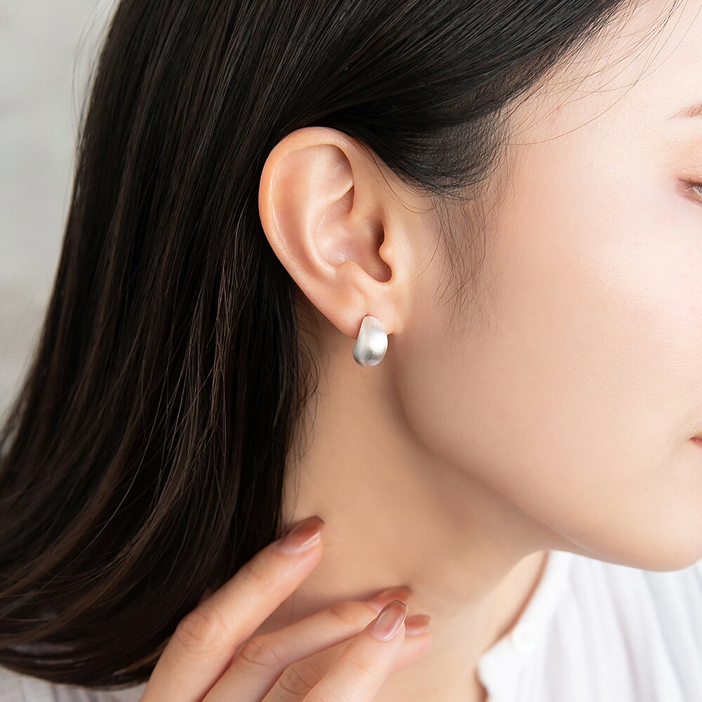 OSEWAYAのピアス ニッケルフリー neige. サイド クレッセントムーン スタッドピアス | OSEWAYA アクセサリー レディース 女性 大人 プレゼント ギフト 結婚式 誕生日 おしゃれ オシャレ かわいい 可愛い｜アングル3