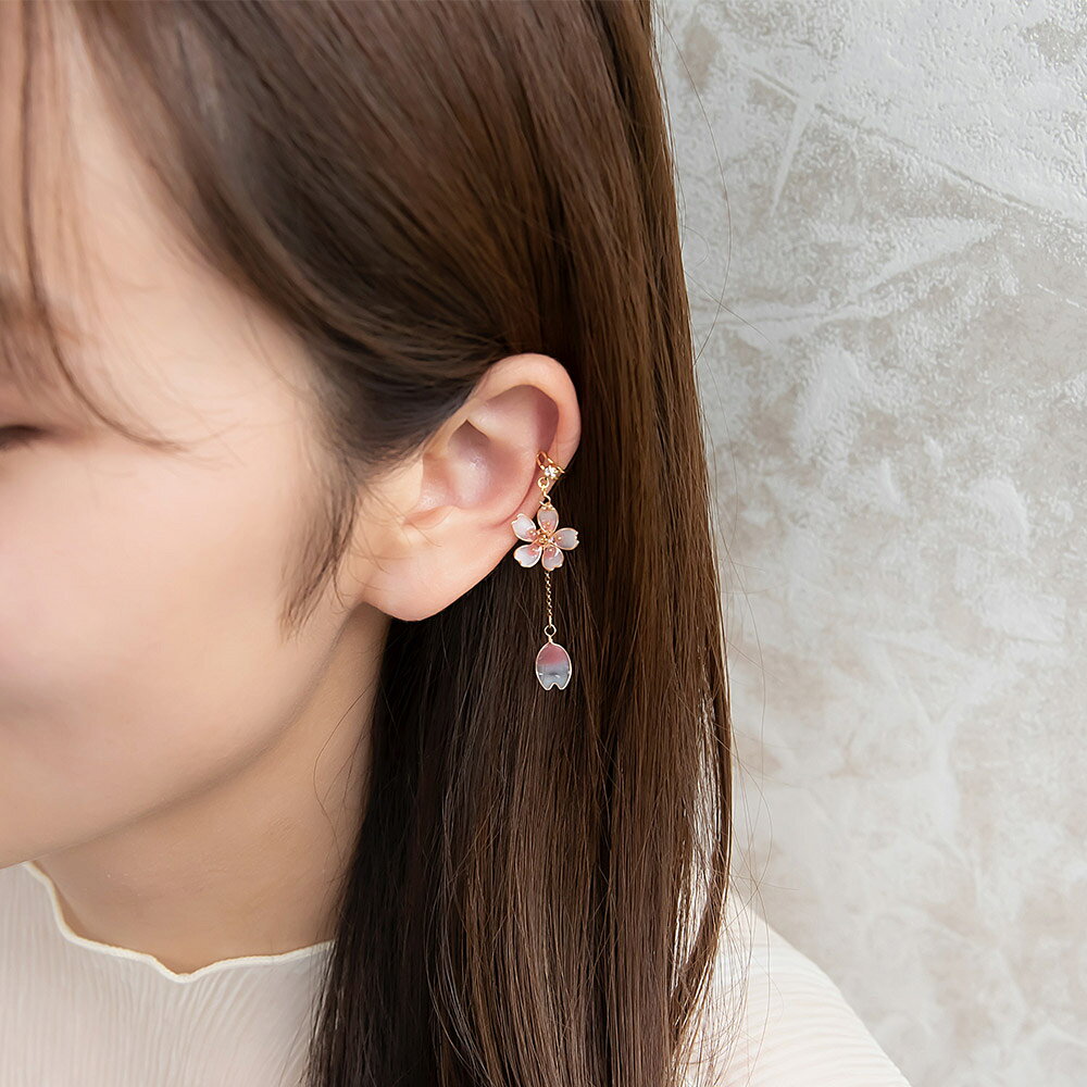 OSEWAYAのイヤーカフ 桜 花 花びら ワイヤーフラワー メタル ミニ ストーン チェーン 下がり イヤリング 【左耳用】 | OSEWAYA アクセサリー レディース 女性 大人 プレゼント ギフト おしゃれ オシャレ｜アングル2
