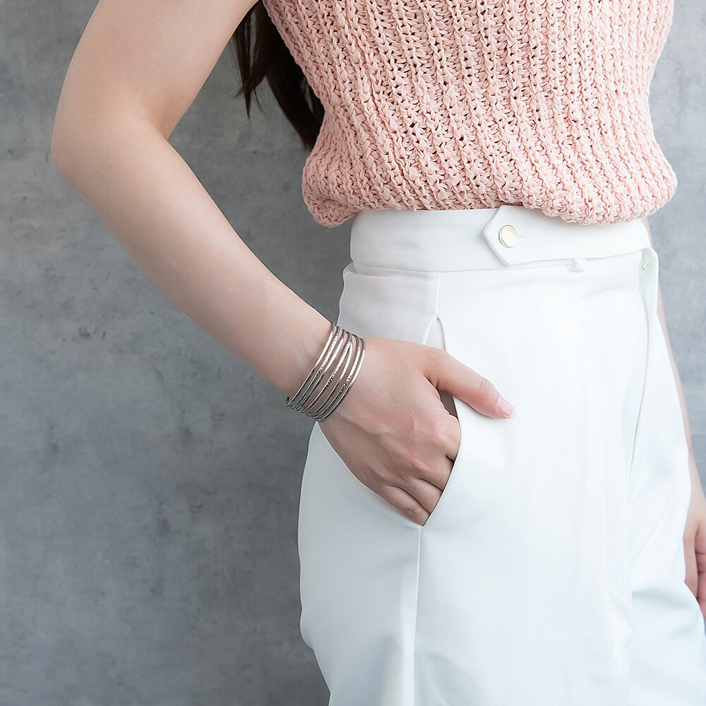 OSEWAYAのブレスレット ステンレス クロス ライン テクスチャー ワイド ハーフバングル | OSEWAYA アクセサリー レディース 女性 大人 プレゼント ギフト 結婚式 誕生日 おしゃれ オシャレ かわいい 可愛い｜アングル2