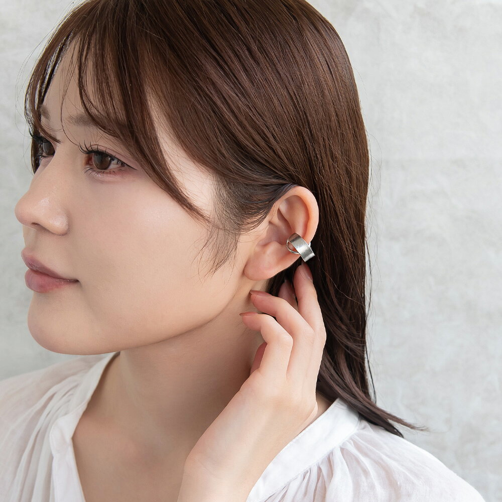 OSEWAYAのイヤーカフ ニッケルフリー メタル 梨地 イヤリング 【片耳用】 | OSEWAYA アクセサリー レディース 女性 大人 プレゼント ギフト 結婚式 誕生日 おしゃれ オシャレ かわいい 可愛い｜アングル3