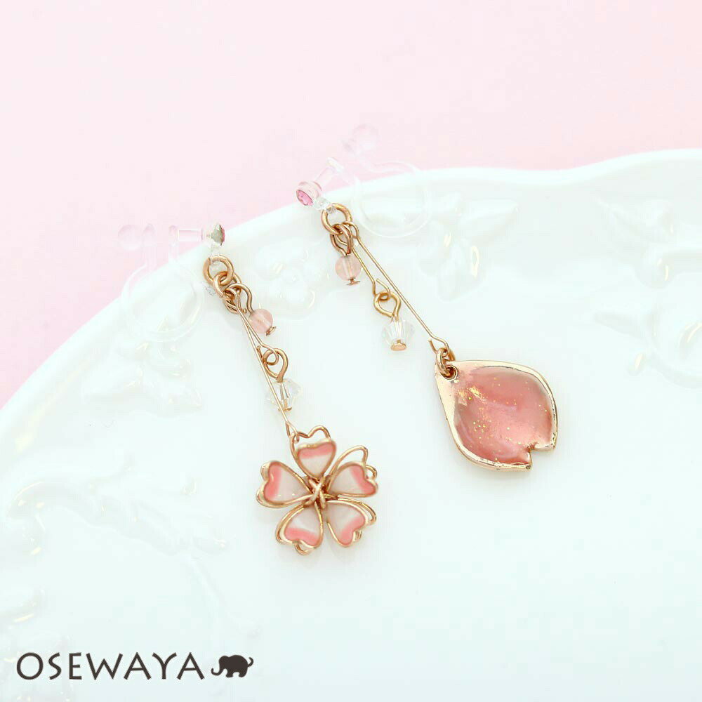 ノンホールピアス イヤリング ニッケルフリー 桜 花弁 ワイヤー フラワー ビーズ アシンメトリー 樹脂タイプ | OSEWAYA アクセサリー レディース 女性 大人 プレゼント ギフト 結婚式 誕生日のサムネイル