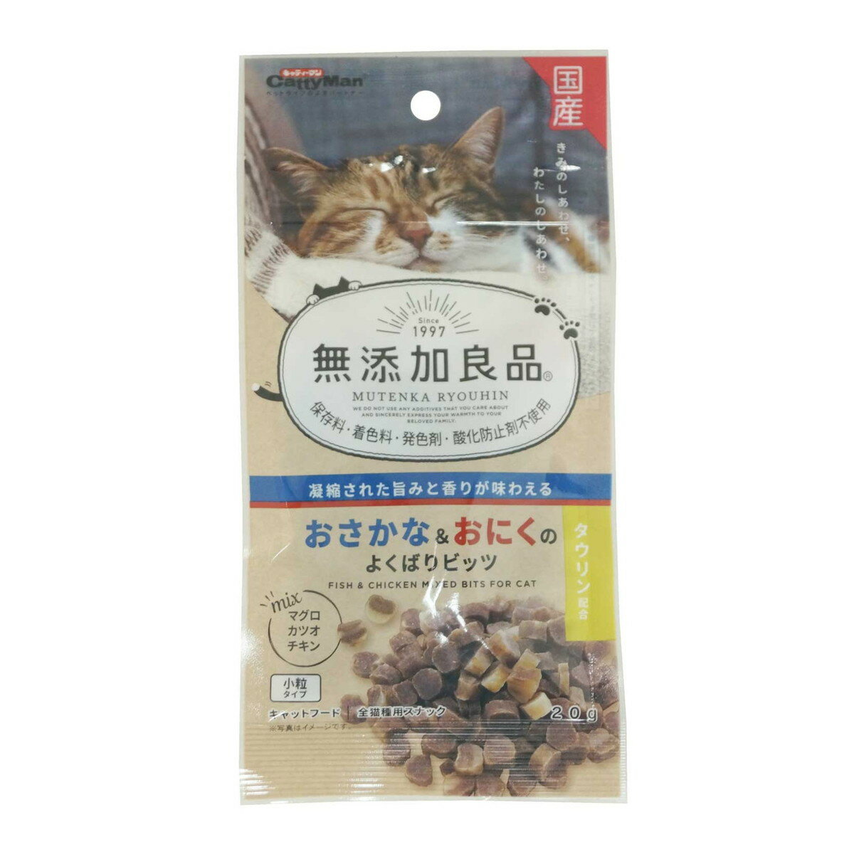 ・マグロ、カツオ、チキンをふんだんに使った3つの味わいが1粒で楽しめるスナックです。・食べやすい小粒サイズ・おなかにやさしい食物繊維と必須アミノ酸のタウリンを配合。・気になる添加物は使わない、加えない。保存料・着色料・発色剤・酸化防止剤不使用メーカー/ブランドドギーマンハヤシ 株式会社商品名無添加良品 おさかな＆おにくのよくばりビッツ 20g原材料肉類(鶏肉、胸肉)、魚介類(まぐろ、かつお)、小麦粉、油脂類、酵母エキス、ソルビトール、食物繊維(セルロース)、調味料、膨張剤、ミネラル類(カルシウム)、タウリン、pH調整剤、ビタミンE保証成分粗たん白質28.0％以上、粗脂肪12.5％以上、粗繊維1.5％以下、粗灰分6.5％以下、水分20.0％以下エネルギー400kcal/100g給与方法・パッケージ記載の給与量を目安に1日1〜数回に分け、おやつとして与えてください。保管方法・お買い上げ後は直射日光、高温多湿の場所を避けて保存してください。商品の特性上、乾燥すると弾力を失い硬くなります。開封後は密閉の上冷蔵し、賞味期限に関わらず早めに与えてください。適応種全猫種賞味期限12ヶ月諸注意・ペットフードとしての用途をお守りください。・幼児や子供、ペットの触れない場所で保存してください。・記載表示を参考に、ペットが食べ過ぎないようにしてください。・子供がペットに与えるときは、安全のため大人が立ち会ってください。・ペットが興奮したりしないよう、落ち着いた環境で与えてください。・ペットの体調が悪くなったときには、獣医師に相談してください。・天然原料を使用しているため、色や形にバラつきが生じる場合があります。また、黒や茶色の粒は原料由来のものです。いずれの場合も品質には問題ありません。区分日本製/ペット用品広告文責ピュアクリエイト株式会社TEL:050-5574-1398