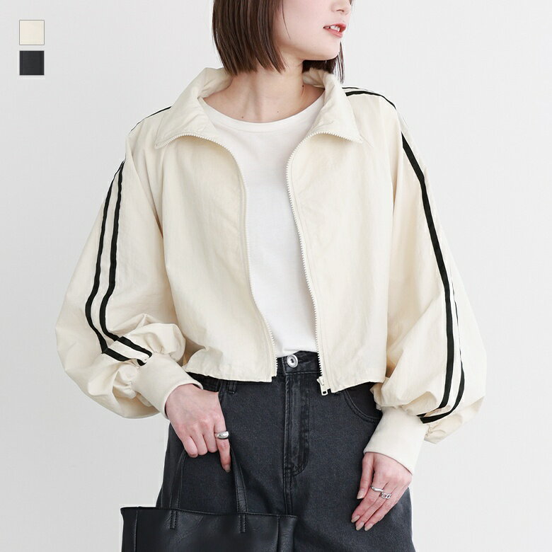 【全品送料無料】『サイドラインショートブルゾン』[ブルゾン ライトアウター レディース 羽織 長袖 ショート丈 ぽわん袖 ボリューム袖 スタンド襟 軽量 軽い ナイロン シャカシャカ]【メール便不可】【20】のサムネイル