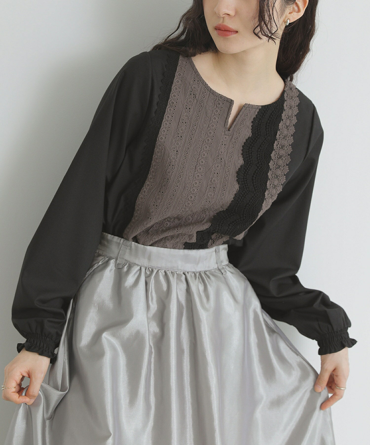 【30%OFF】ブラウス レディース トップス シャツ プルオーバー 長袖 キーネック シャーリング袖 パフスリーブ ぽわん袖 配色 無地 コットンレース ギャザー 長め丈 ロング カジュアル ヴィンテージ レトロ 体型カバー※メール便可※【10】