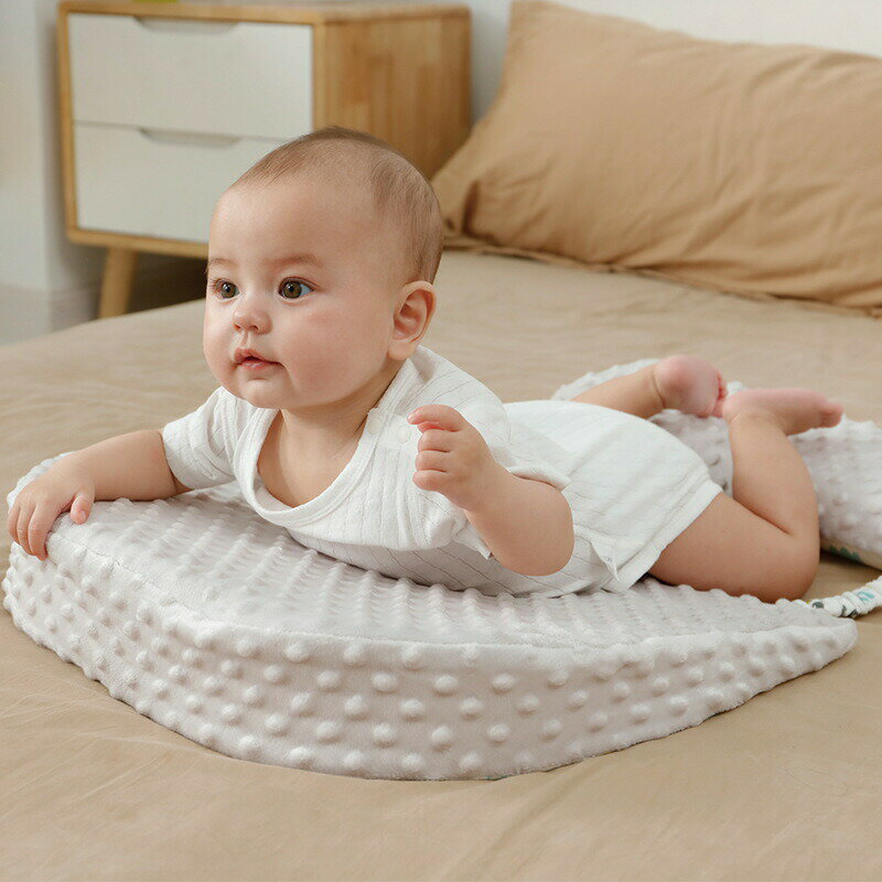 傾斜15° 赤ちゃん ミルク吐き戻し防止枕 授乳クッション ベビークッション ベビー枕 授乳枕 新生児 改善 ベビーベッド 寝具 洗える 柔らかく お昼寝クッション 妊婦 マタニティ 出産準備 出産祝い オールシーズン ベビー用品 可愛い 森 動物柄 JOLNN