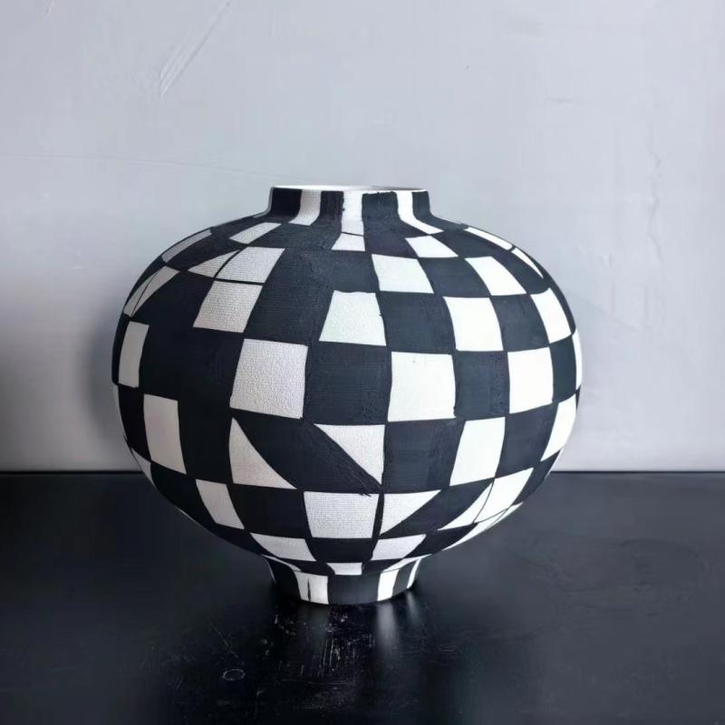 ・素材: 陶器・スタイル: モダンシンプル・サイズ展開: 25×25×24cm高、31×31×9.5cm高、22×22×30cm、20×20×22cm