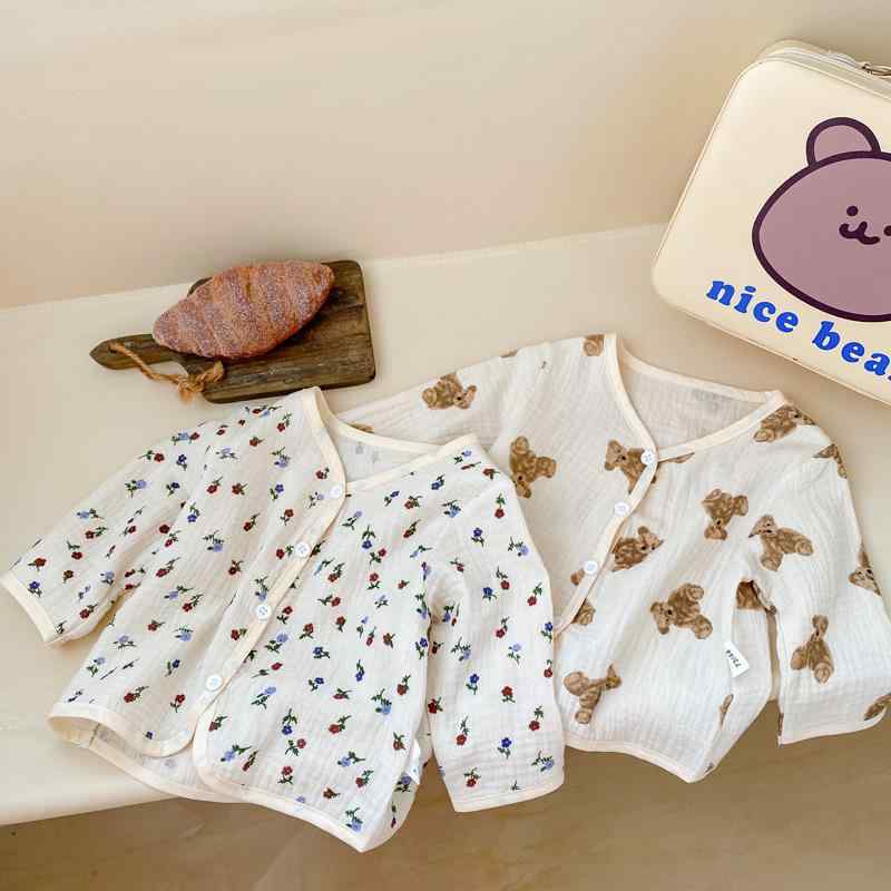 ・カテゴリ: ベビー服・対象年齢: 1〜3歳・主な素材: 綿95%・裏地素材: 綿・重量: 約150g・フード: なし（フードなし）・機能: 紫外線防止・カラー展開: 小熊、小花・サイズ展開: 73cm、80cm、90cm、100cm