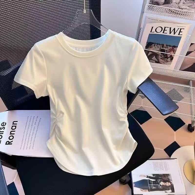 ・カテゴリ: Tシャツ・スタイル: プルオーバー・シルエット: スリムフィット・着丈: ショート丈（約40cm～50cm）・ネックライン: クルーネック・袖丈: 半袖・袖型: レギュラースリーブ・柄: フォトプリント・加工・仕様: ギャザー・デザイン要素: シャーベットカラー・主な素材: 再生繊維、ポリエステル・素材含有率: 再生繊維95%以上、ポリエステル50%〜70%・カラー展開: ライトグレー、カーキ、ホワイト、ブラック、ブルー、グリーン、ピンク・サイズ展開: フリーサイズ