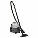 ※「VC300ECO」→「VP300ECO」に型式が変更になりました。※性能は全く同じです。ドライバキュームのNEWスタンダードニルフィスクVP300 ECOは消費電力を900Wに抑えた省エネ設計。一度に多くのバキュームを使用される現場でも省電力に貢献します。また、徹底追及したコストパフォーマンスは従来品を圧倒しています。幅広い現場で、ストレスなくお使いいただけるドライバキュームのNEWスタンダードです。◇省電力設計◇業務用ドライバキュームは、1000W〜1200Wのものが主流ですが、VP300 ECOは省電力しかも、バキューム力、作業効率は従来品に全く引けをとりません。◇コンパクト&軽量◇◇簡単収納◇●フロアノズルは本体にジョイントでき、収納時に大変便利です。●電源コードはリアのフックまたはハンドル下に収納でき、簡単に取り外せます。●丸ブラシやスキマノズルも本体に収納出来ます。◇シンプル設計◇