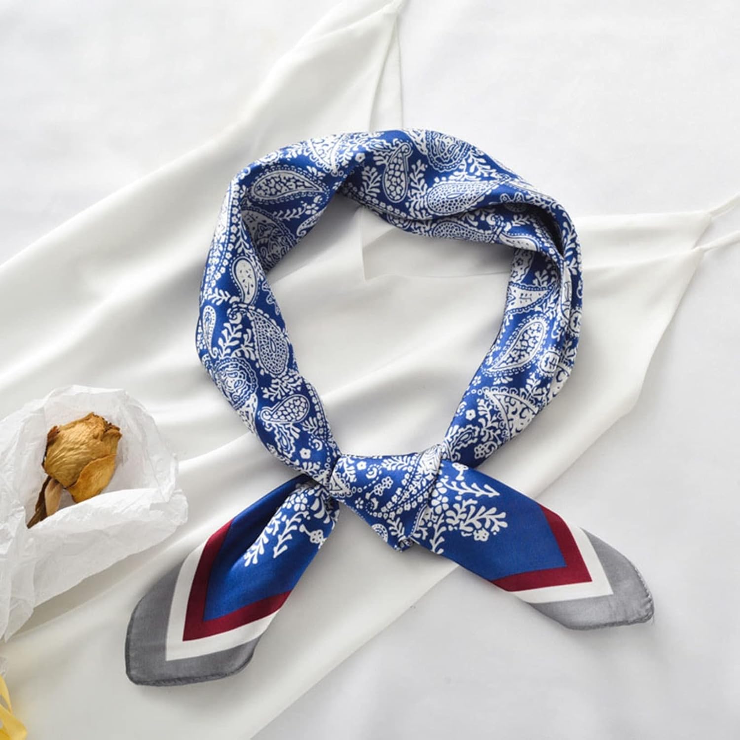 シルクスカーフ レディース 70*70cm 正方形 手触り良い レトロ ネッカチーフ スクエアスカーフ 巻き方 制服用 オフィス お洒落 頭飾り 髪の包帯 通勤用 旅行 贈り物 プレゼント ブラック