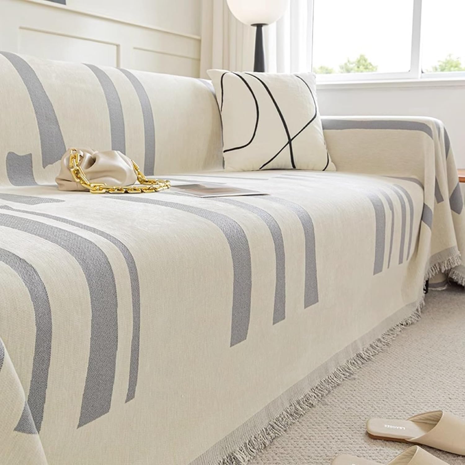 　　　 ◆◇◆売れている秘密◆◇◆ 【防塵、防汚れ】ソファーに掛けたり、ソファーの防塵、防汚れ作用を発揮します。カバーが汚れになったら、あらってからきれいになり、長期間使えます。四季通用できるマルチカバーです！ 【おしゃれ】多機能、四季通用、北欧風、フリンジ付き、幾何模様。簡単な幾何学の図案で、人に静かで快適な感じを与えて、ほどんとの内装風格に適用します。 【優れた品質】生地：シェニール（素材：ポリエステル繊維）。肌に優しい素材を採用しております。高級感のある華やかな外観を持ち。色移りがなく、変形しにくい、毛玉が出ない、糸や繊維が出ない。防塵、汚れ防止。高密度の生地で作られ、引っ掛かりにくく。実用性も美観性も備えて、気軽にお部屋の飾り付けを変える。 【用途】年中使える素材な上に、防塵、キズ防止などの機能もあります。ソファーをしかっりと保護できるカバーです。ペットとお子様でも安心して使えます。四季兼用（季節の変わりに変える必要はありません。） 【洗濯機ok(ネット使用)】万が一汚れてしまってもカバーを洗えて、いつでも清潔にご使用頂けます。お子様やペットも安心してくつろげる空間を提供いたします。 　　　◆◇◆注意事項◆◇◆ご覧のモニターの環境、撮影環境により実物と色味が異なって見える場合がございます。湿った状態で他のものと擦り合わせると色が移る恐れがあります。濃色品の洗濯時は、白色、淡色と分けて洗ってください。説明 ????????〜ようこそ〜???????? ☆ おしゃれな北欧風デザインのソファーカバーです。大切なソファーの保護をしつつ、お部屋のアクセントにもなる素敵なアイテムです ☆ 【特徴】 1. クラシックな美しい外観で、ソファーの装飾としても使用できます。 2. 柔らかい素材はソファーを傷やほこりから保護し、暗い色は汚れを簡単に表示しません。 【ギフトにも好評です】 ★当商品は新築祝い、引越し祝い、開店祝い、開業祝いなど新生活のギフトにはもちろん。 ★母の日、敬老の日、誕生日、クリスマスなど定番のギフトイベントでお母さんや奥様へのプレゼントに。 ★また、結婚お祝いをはじめ、出産お祝い、快気お祝いなど御祝、御礼、お返しにもどうぞ。 【ご注意】 ▲ご注文の前に、サイズをもう一度ご確認してください 。 ▲照明具合等により、実際の商品と多少お色味が異なる場合がございます。 ▲サイズが表示より多少（1〜3cm）の誤差が生じる場合がございます。ご了承ください。 ▲素材特有のにおいがあります。気になる場合は、風通しのよい場所で1?2日、陰干ししてください。 ▲海外出荷なので、税関、空輸など、色々な検査が必要です。普通は7-14日間が届けます。あらかじめご了承いただきます様お願い致します。 ▲ソファーのカバーをかけると、余分な布地があります。余分な布は様々なタイプのソファーに適応するために用意されています。これはサイズが大きいのではないと理解してください。